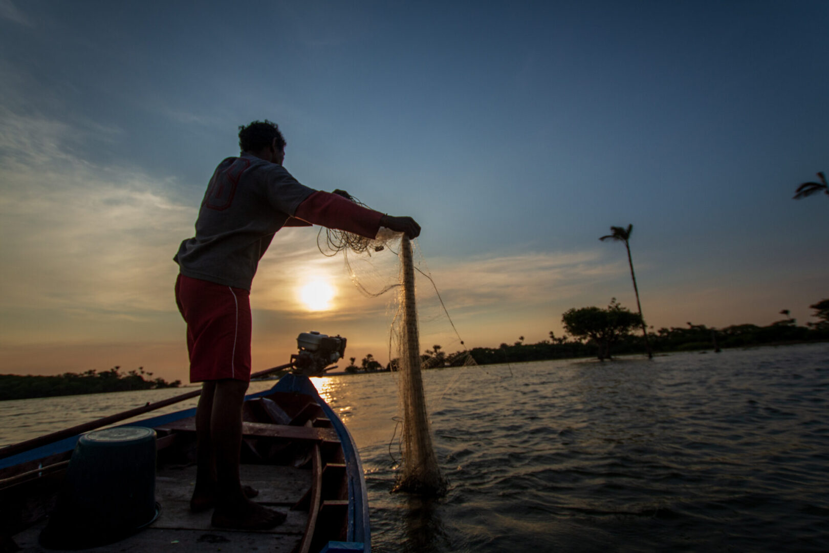 Pescador de comunidade local no rio Tapajós